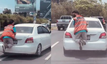 Cuidador de vehículos es captado colgado de un carro porque no le pagó el parque (Video)