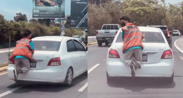 Cuidador de vehículos es captado colgado de un carro porque no le pagó el parque (Video)