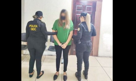 Mujer es capturada mientras hacía cola en un banco para sacar un préstamo