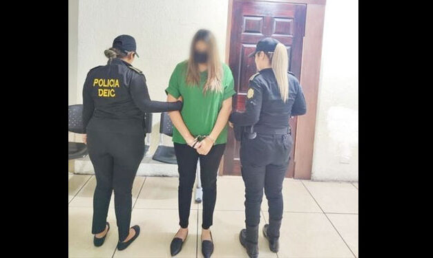 Mujer es capturada mientras hacía cola en un banco para sacar un préstamo