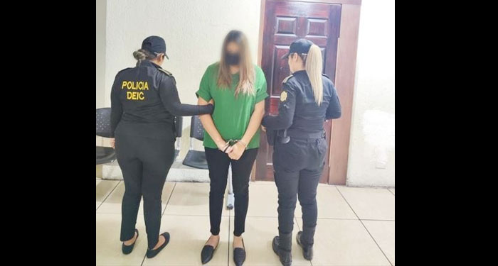 Mujer es capturada mientras hacía cola en un banco para sacar un préstamo