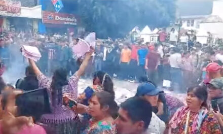 Momento en que pobladores de Alta Verapaz queman papeletas (Video)
