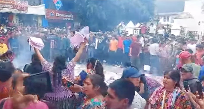 Momento en que pobladores de Alta Verapaz queman papeletas (Video)