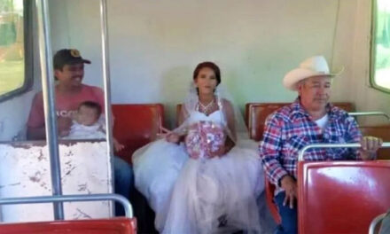 Novia es captada viajando en autobús para llegar a su boda
