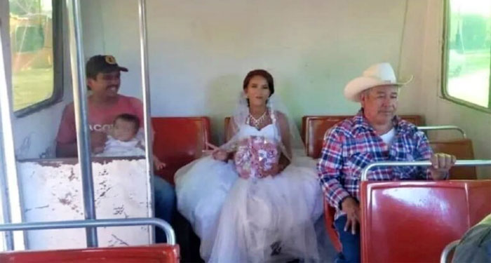 Novia es captada viajando en autobús para llegar a su boda