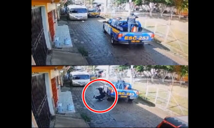 Momento en que agente de la PNC sale volando de una patrulla (Video)