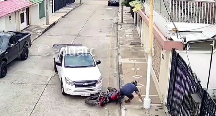 Momento en que conductor arrolla a moto ladrón que había asaltado a una mujer (Video)