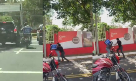 Momento en que conductor de vehículo y motorista se van a los golpes por no ceder la vía (Video)