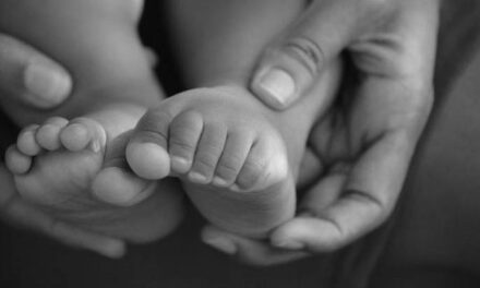 Bebé muere luego de que su madre le diera droga en su pacha para dormir (Video)