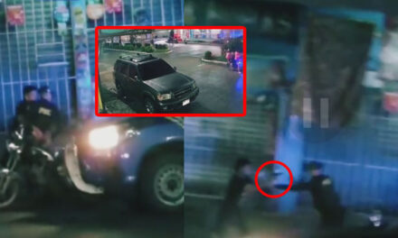 Momento en que ladrón le arrebata el arma un agente de la PNC y empieza a disparar (Video)