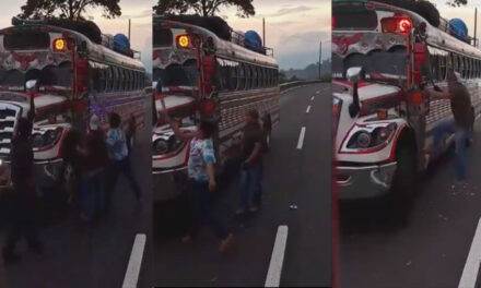 Pilotos y ayudantes de bus extraurbano se van a los machetazos por el pasaje (Vídeo)