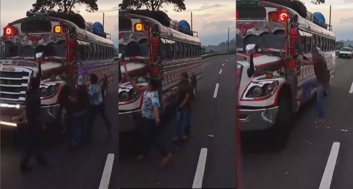 Pilotos y ayudantes de bus extraurbano se van a los machetazos por el pasaje (Vídeo)