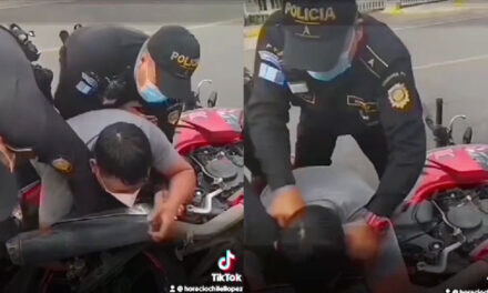 Agentes de la PNC golpean a motorista y le rosean gas pimienta a una menor (Video)