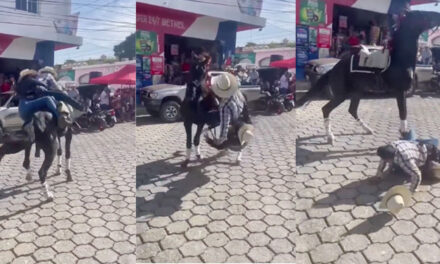 Pareja sale volando del caballo en medio de un desfile hípico en Chiquimula (Video)