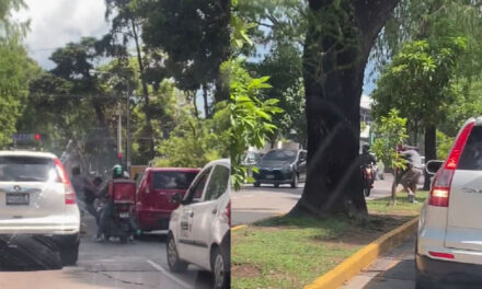 Momento en que conductor y motoristas se van a los golpes por no ceder la vía (Video)