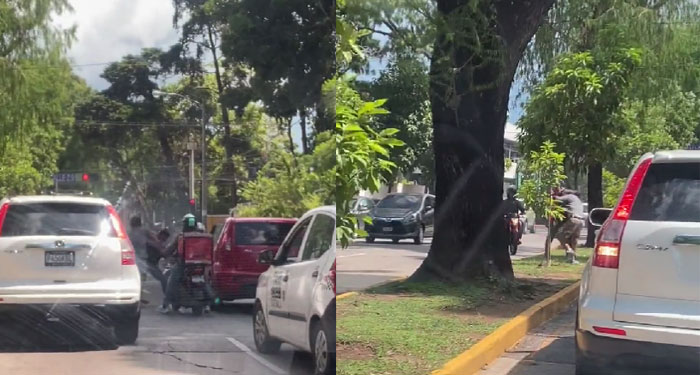 Momento en que conductor y motoristas se van a los golpes por no ceder la vía (Video)