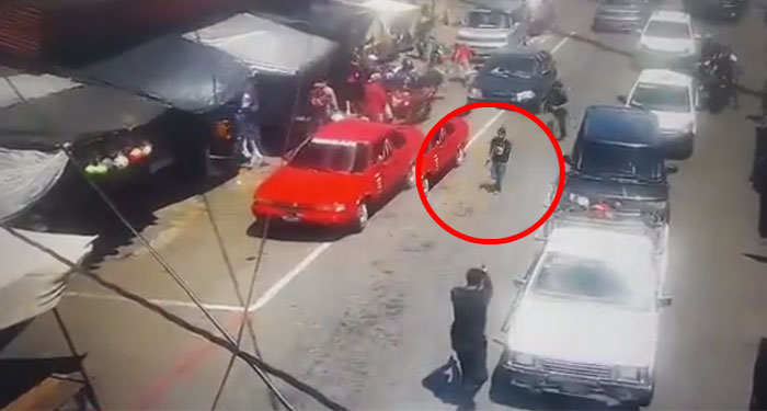 MIXCO: Momento en que sicario es abatido a tiros por agentes de la PNC (Video)