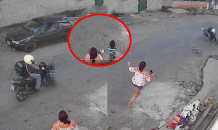 Madre se distrajo en el celular y motorista arrolló a su hijo (VIDEO)