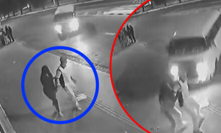 Momento en que microbús arrolla y mata a una mujer embarazada (Vídeo)