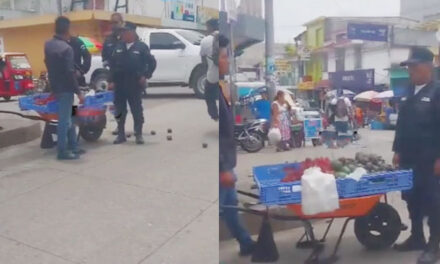 Policías municipales le tiran el producto a vendedor ambulante tras no tener un permiso (Video)