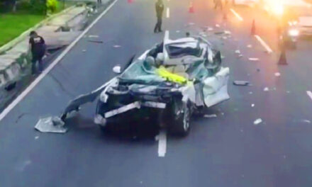 Conductor en supuesto estado de ebriedad impacta contra un camión (Video)