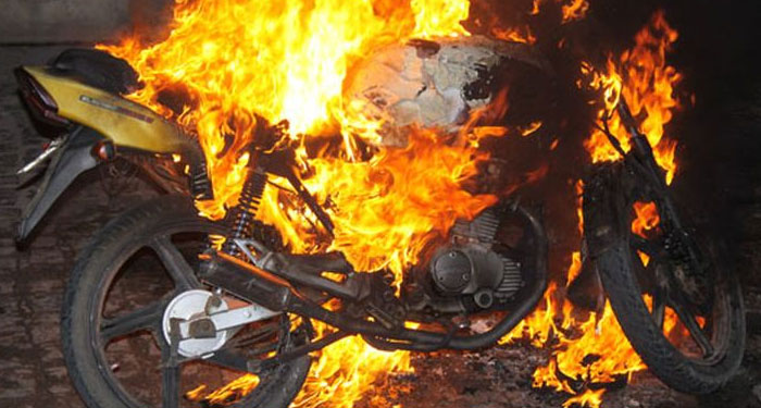 Momento en que motorista arde en llamas tras un fuerte impacto (Video)