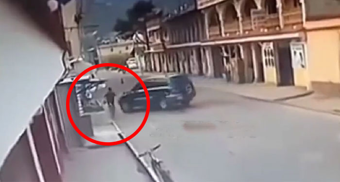 Cámara de seguridad captó el momento en que vehículo arrolla a un niño (Video)