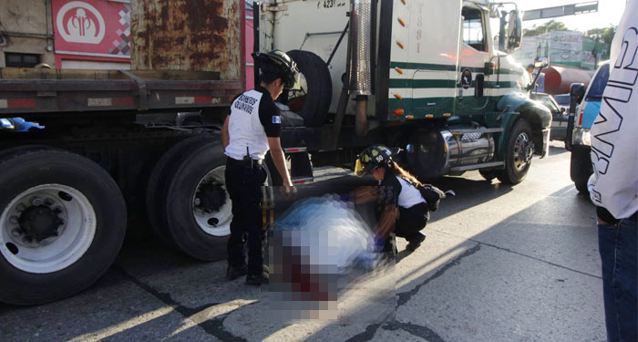 Mujer motorista muere tras impactar de frente con un tráiler (Video)