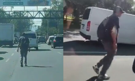Hombre es grabado “DEAMBULANDO” En el tráfico de Trébol (Video)