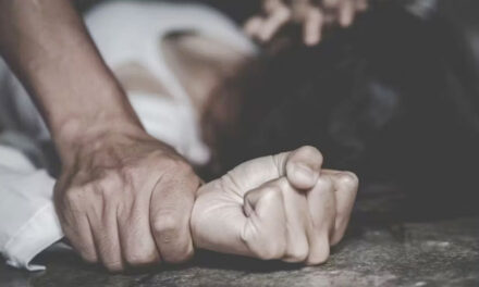Maestro es capturado por violar a dos menores dentro de los baños (Video)