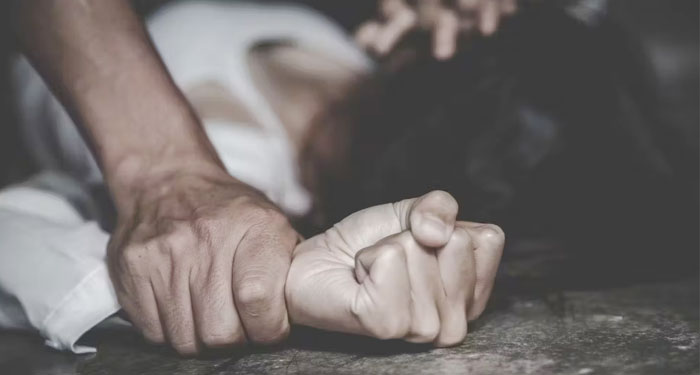 Maestro es capturado por violar a dos menores dentro de los baños (Video)