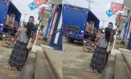 Buscan a hombre que le pegó a su esposa en la vía pública (Video)