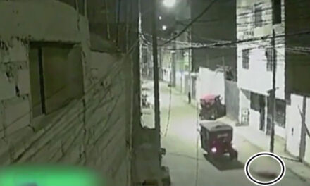 Estudiantes lanzan a menor de un mototaxi porque quiso darles un beso (Video)