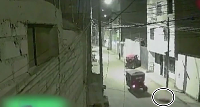 Estudiantes lanzan a menor de un mototaxi porque quiso darles un beso (Video)