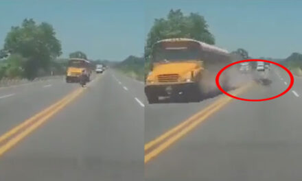 Motorista salen volando al ser impactado por un bus extraurbano (Video)