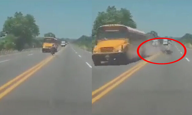 Motorista salen volando al ser impactado por un bus extraurbano (Video)