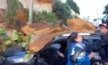 Vehículo con personas dentro queda soterrado tras caerle un derrumbe (Vídeo)