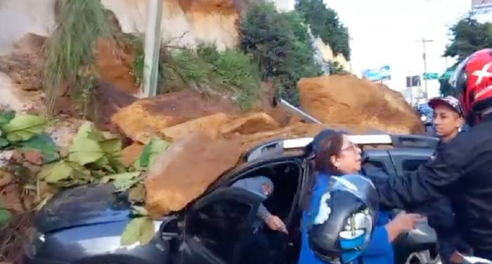Vehículo con personas dentro queda soterrado tras caerle un derrumbe (Vídeo)