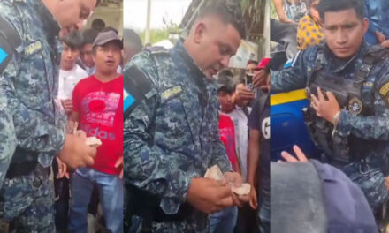 Pobladores detienen a Policías acusados de robar dinero a Emigrantes en Huehuetenango (Vídeo)