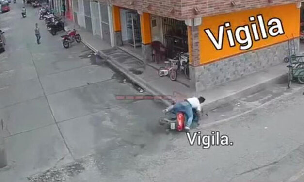 Motorista se pone a llorar al salir volando tras un percance (Vídeo)