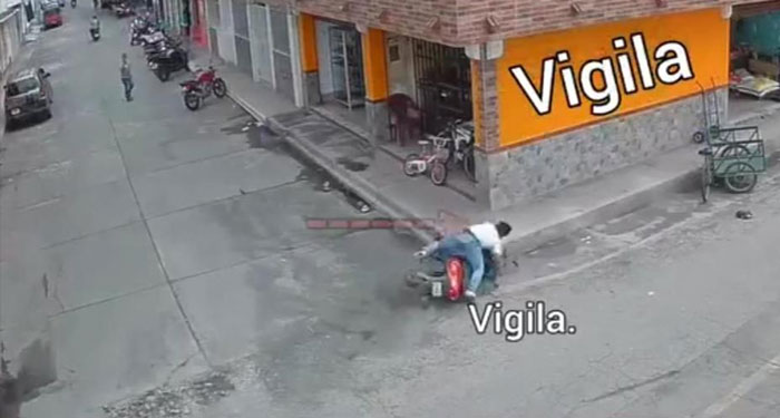 Motorista se pone a llorar al salir volando tras un percance (Vídeo)