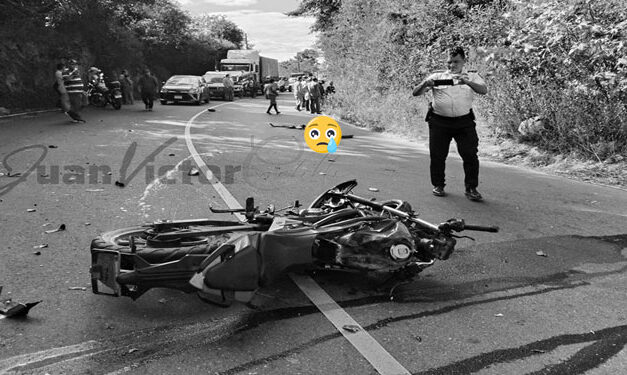 Motorista pierde la vida por no llevar casco y su acompañante es trasladado grave