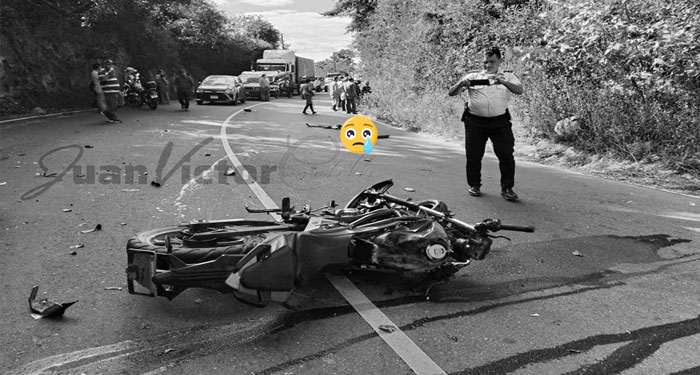 Motorista pierde la vida por no llevar casco y su acompañante es trasladado grave