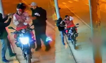 Momento en que ladrón dispara a su cómplice mientras robaban una moto (Video)