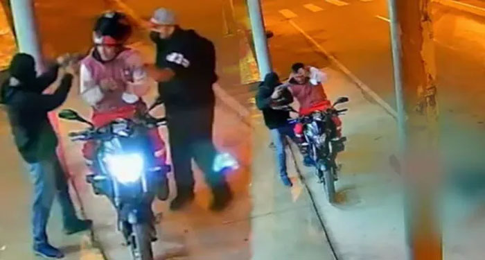 Momento en que ladrón dispara a su cómplice mientras robaban una moto (Video)