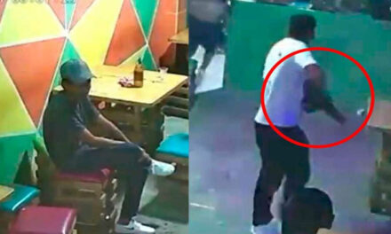 Hombre se esconde entre los bancos para no morir en tiroteo dentro de un bar (Video)