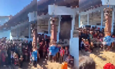 URGENTE: Turba de vecinos vapulean y queman a presunto asesino (Video)