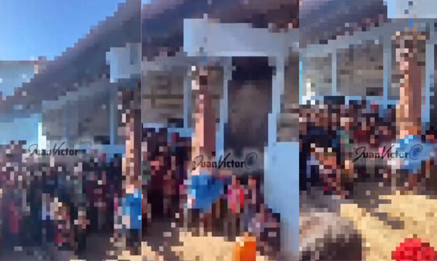 URGENTE: Turba de vecinos vapulean y queman a presunto asesino (Video)