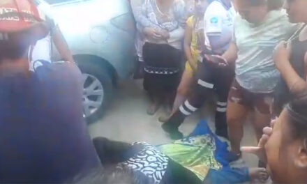 Madre llora desconsoladamente sobre el cuerpo de su hijo que fue asesinado (Video)
