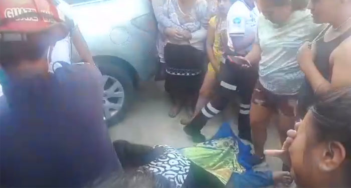Madre llora desconsoladamente sobre el cuerpo de su hijo que fue asesinado (Video)